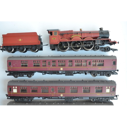 1114 - Hornby OO gauge R2284 Hogwarts Express Castle Class electric steam locomotive model (fair/good condi... 