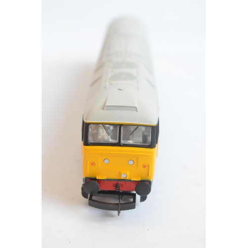 1125 - Two Hornby OO gauge diesel electric locomotive models, both BR double arrow livery to include R3287T... 