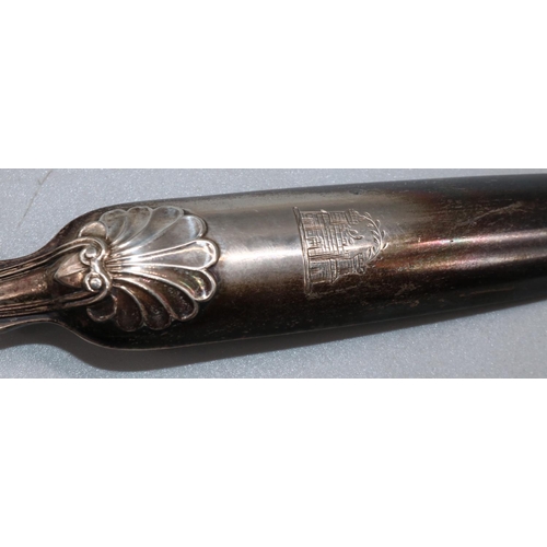 1037 - William 1V silver marrow scoop, with shell back and engraved crest, by Paul Storr London 1821, L23cm