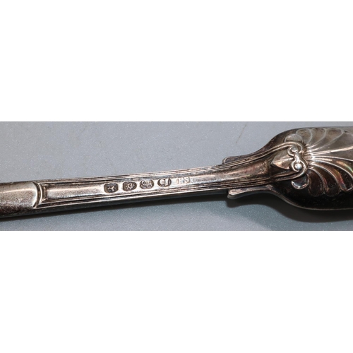 1037 - William 1V silver marrow scoop, with shell back and engraved crest, by Paul Storr London 1821, L23cm