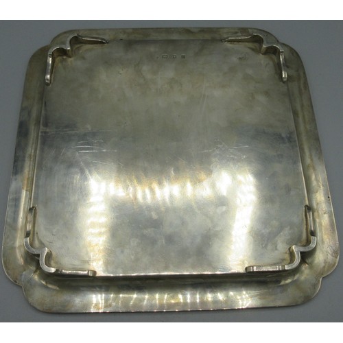 1033 - George V silver square salver with raised Chippendale style border, by Edward Barnard & Sons Ltd, Lo... 