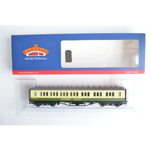 1136 - Collection of eleven OO gauge railway coaches from Hornby, Airfix and Bachmann to include Bachmann 3... 