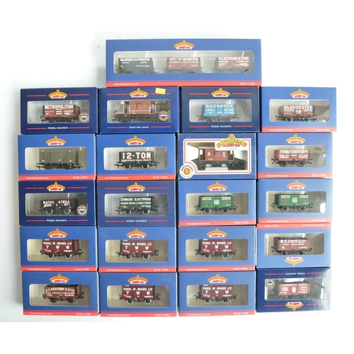 1139 - Collection of boxed OO gauge goods wagons from Bachmann to include 20 single wagons and 37-075N set ... 