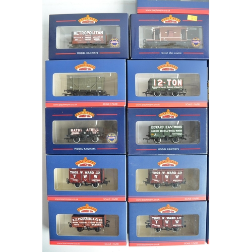 1139 - Collection of boxed OO gauge goods wagons from Bachmann to include 20 single wagons and 37-075N set ... 