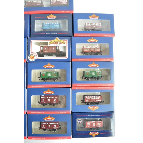 1139 - Collection of boxed OO gauge goods wagons from Bachmann to include 20 single wagons and 37-075N set ... 