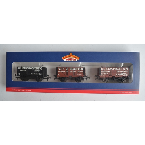 1139 - Collection of boxed OO gauge goods wagons from Bachmann to include 20 single wagons and 37-075N set ... 