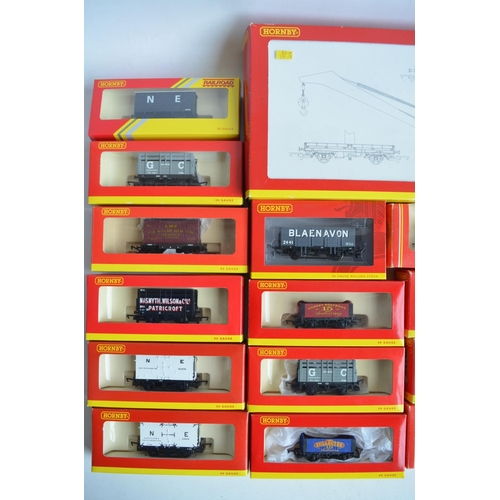 1142 - Collection of boxed OO gauge goods and service wagons from Hornby to include R6104 75 ton operating ... 