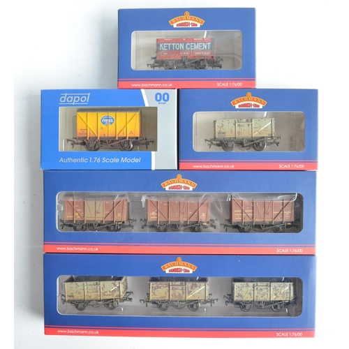 1146 - Collection of boxed OO gauge weathered rolling stock models from Bachmann, Hornby, Dapol and Heljan ... 