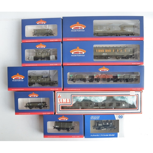 1147 - Collection of OO gauge engineering /olive green rolling stock models from Bachmann and Lima to inclu... 