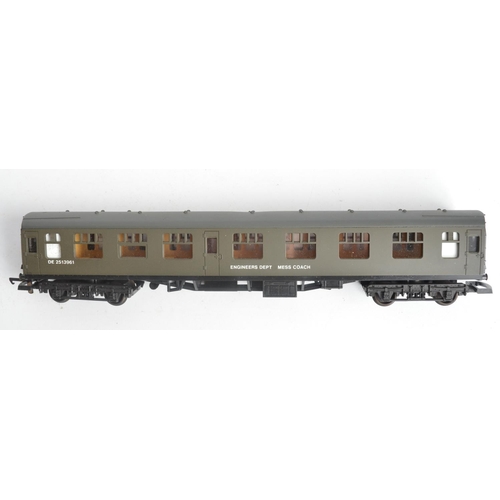 1147 - Collection of OO gauge engineering /olive green rolling stock models from Bachmann and Lima to inclu... 