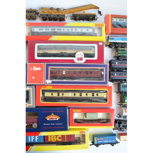 1150 - Collection of boxed and unboxed OO gauge loco, rolling stock and coach models from Hornby, Lima, Tri... 