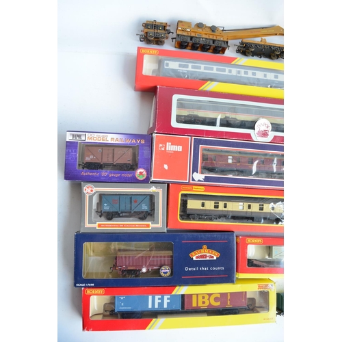 1150 - Collection of boxed and unboxed OO gauge loco, rolling stock and coach models from Hornby, Lima, Tri... 