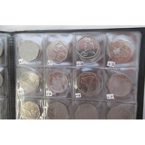 769 - Mixed collection of assorted British/International coins and banknotes to inc. 4 £5 coins, 80 commem... 