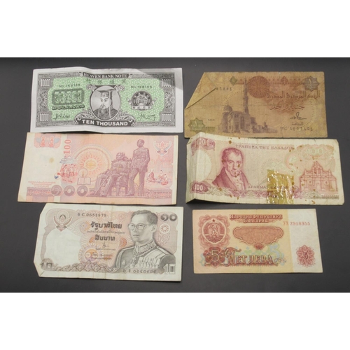 813 - Mixed collection of banknotes to inc. comical The United States of Skintland 1 Dollar note