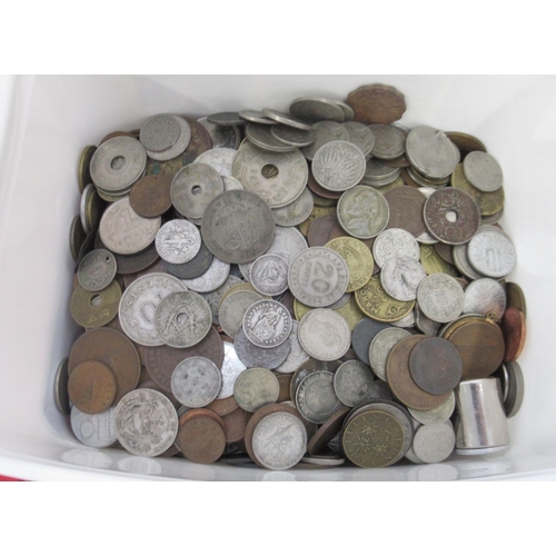 770 - Mixed collection of British/International coins and banknotes to inc. 29 commemorative 50ps, 3 comme... 