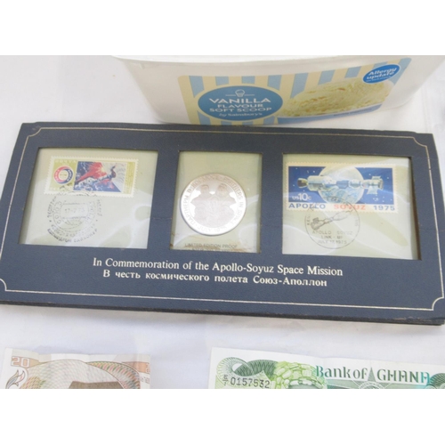 774 - Assorted collection of British/International coins and banknotes, to inc.  87 commemorative 50ps, In... 