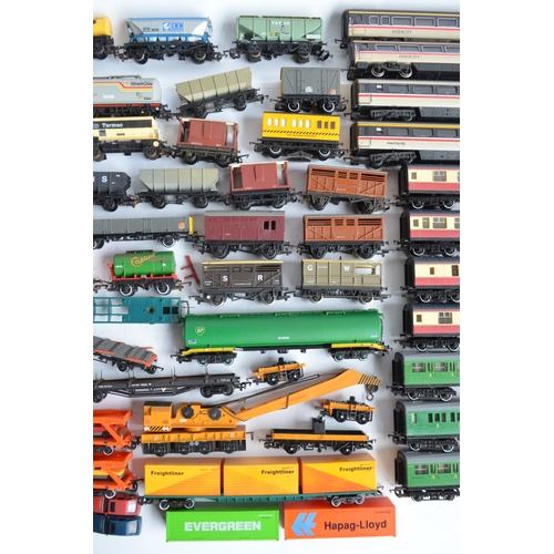 1153 - Extensive collection of previously used OO gauge models, mostly Hornby to include coaches, rolling s... 