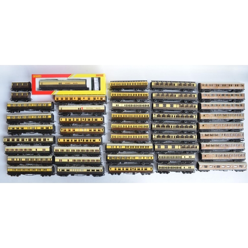 1155 - Collection of unboxed previously run OO gauge teak and brown and cream railway coaches, mostly Trian... 