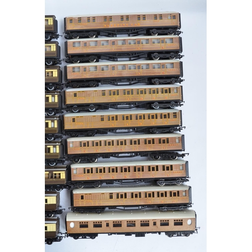 1155 - Collection of unboxed previously run OO gauge teak and brown and cream railway coaches, mostly Trian... 