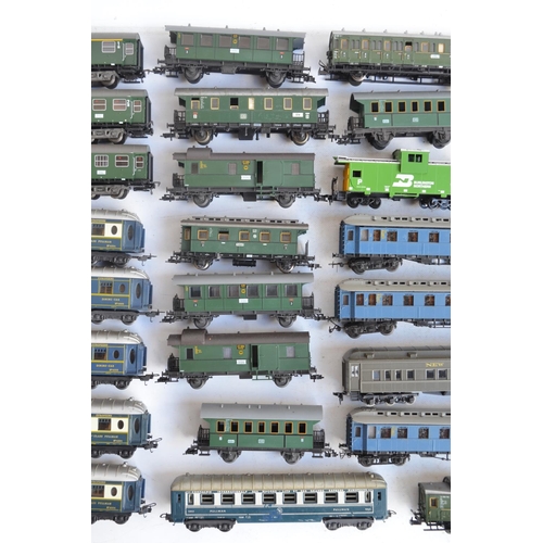 1157 - Collection of unboxed previously run HO gauge railway coaches from Fleischmann, Trix, Lima, Roco etc... 