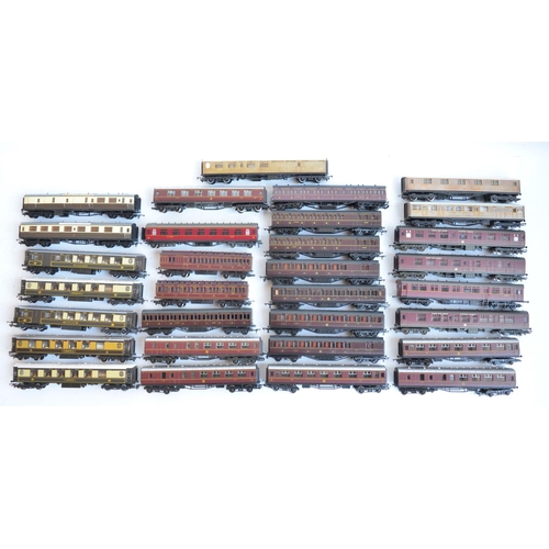 1158 - Collection of unboxed OO gauge railway coaches from Hornby, Airfix and Grafar to include Pullman coa... 