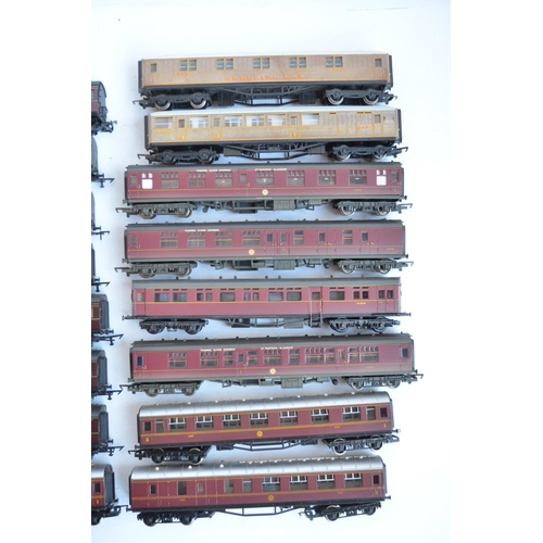 1158 - Collection of unboxed OO gauge railway coaches from Hornby, Airfix and Grafar to include Pullman coa... 