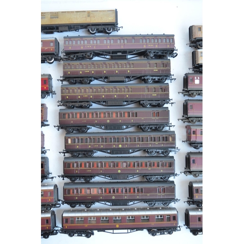 1158 - Collection of unboxed OO gauge railway coaches from Hornby, Airfix and Grafar to include Pullman coa... 