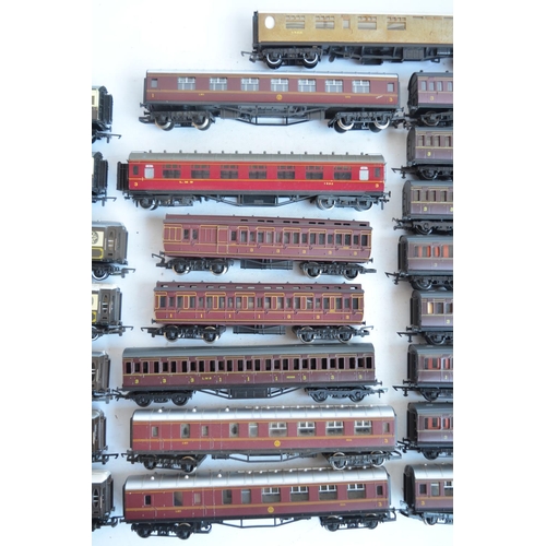 1158 - Collection of unboxed OO gauge railway coaches from Hornby, Airfix and Grafar to include Pullman coa... 