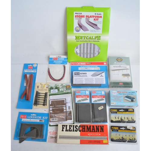 1164 - Collection of N gauge goods wagons and accessories to include 17 boxed wagons, mostly from Graham Fa... 