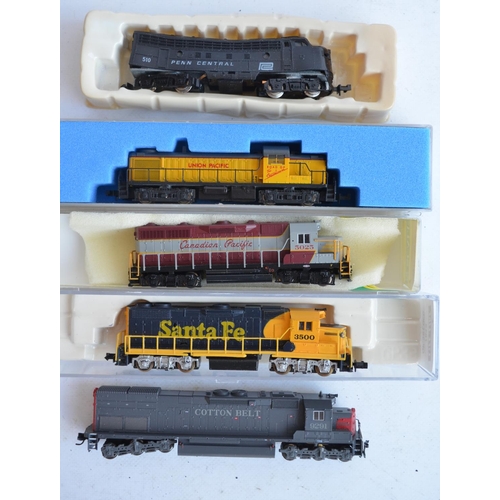 1165 - Collection of boxed and unboxed N gauge American railway models from Kato, Model Power, Bachmann, Gr... 