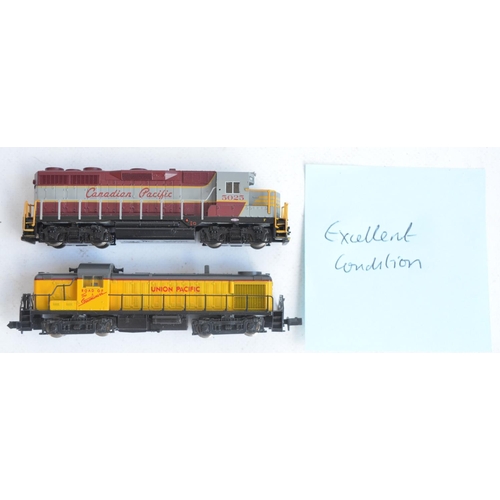 1165 - Collection of boxed and unboxed N gauge American railway models from Kato, Model Power, Bachmann, Gr... 