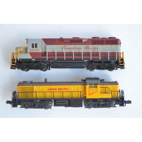 1165 - Collection of boxed and unboxed N gauge American railway models from Kato, Model Power, Bachmann, Gr... 