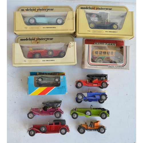 1175 - Mixed collection to include a vintage electric Marklin O gauge tin plate steam train model set with ... 