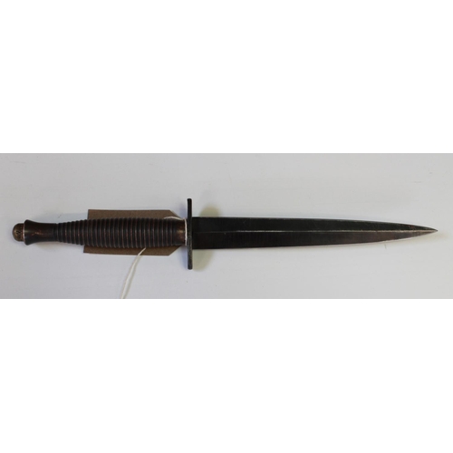 352 - Fairbairn-Sykes WWII period 3rd pattern. Copper plated zinc alloy grip. Stamped '1' on nut end of ha... 