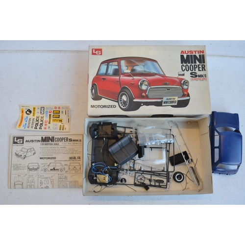 1238 - Collection of car and motorbike model kits to include 1/24 scale Tamiya Peugeot 405T16GR 1990 Paris-... 