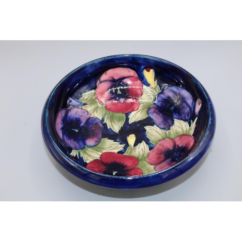 708 - Moorcroft Pottery, Pansies pattern bowl, red and purple flowers on dark blue ground, D20cm