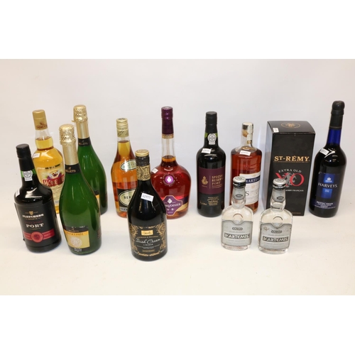 269 - Various bottles of alcohol, incl. Courvoisier and Martell cognac, port, brandy, etc. (13)