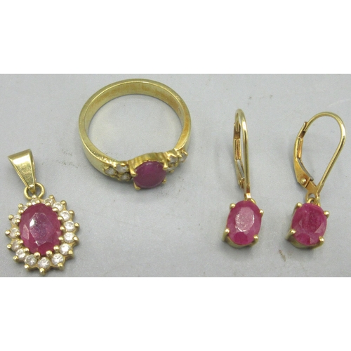 286 - 18ct yellow gold ring set with oval cut ruby flanked with three diamonds either side, size K, 18ct y... 