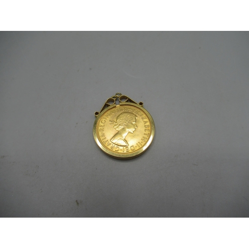 238 - ER.II 1967 sovereign in 9ct yellow gold mount, 9.51g