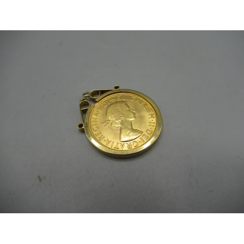 238 - ER.II 1967 sovereign in 9ct yellow gold mount, 9.51g