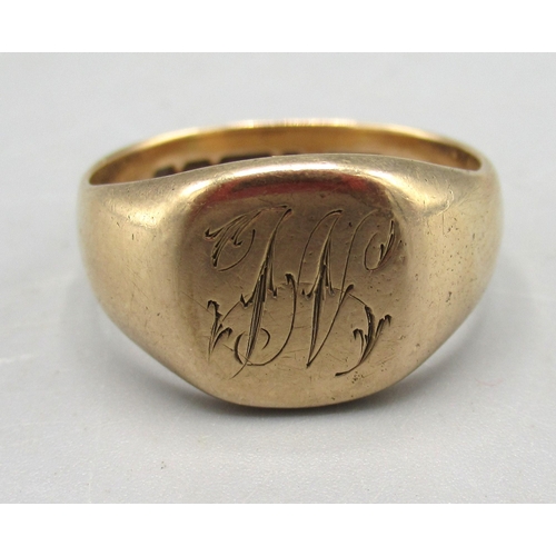 251 - 9ct yellow gold signet ring with engraved initial to face, stamped 375, size O1/2, 6.19g