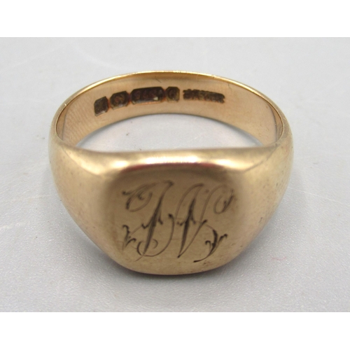 251 - 9ct yellow gold signet ring with engraved initial to face, stamped 375, size O1/2, 6.19g