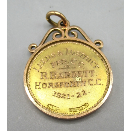 8 - 9ct gold fob with enamelled crest, back engraved 'Leeds & District Fed: C.C. R. Barrett. Horsforth C... 