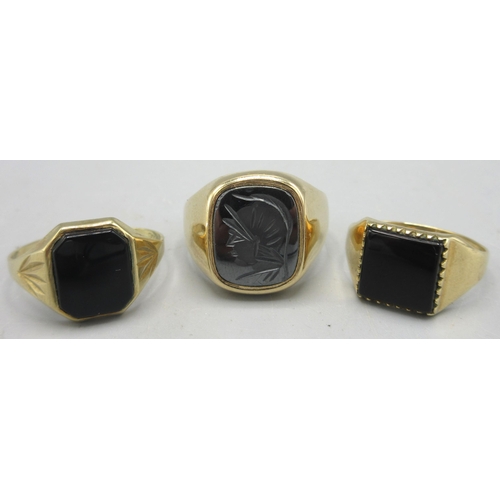 179 - 9ct yellow gold signet ring with roman intaglio style face, size V, 9ct yellow gold signet ring, squ... 