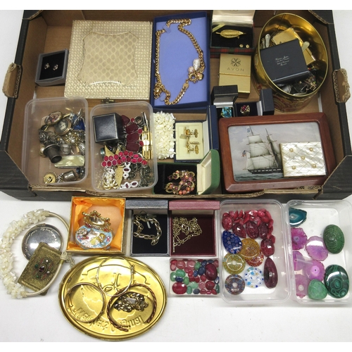 181 - Collection of costume jewellery to include, yellow metal T bar belcher chain, gold plated bangles & ... 