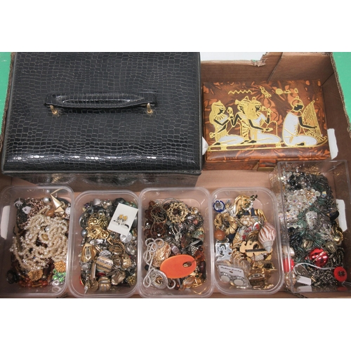 37 - Large collection of antique and modern costume jewellery including rings, clip on earrings, necklace... 