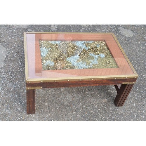 374 - Glass topped decorative metal shaving wooden coffee table, W78.5xD55.5xH36cm