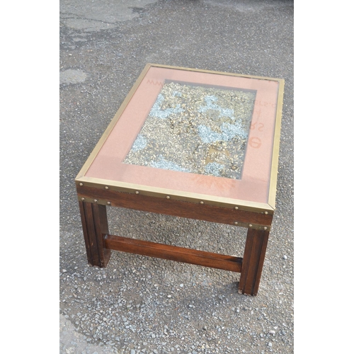 374 - Glass topped decorative metal shaving wooden coffee table, W78.5xD55.5xH36cm