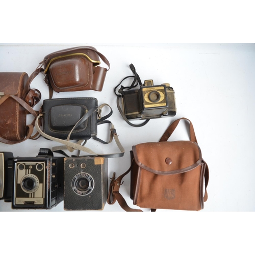 377 - Collection of vintage film cameras and cases to include Conway, Diadem, Kodak Brownie Reflex 20, Ben... 