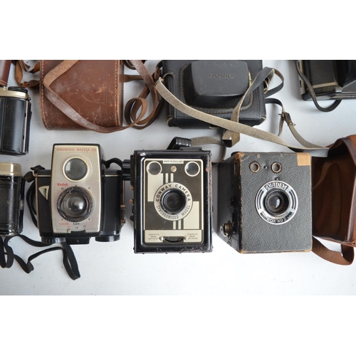 377 - Collection of vintage film cameras and cases to include Conway, Diadem, Kodak Brownie Reflex 20, Ben... 